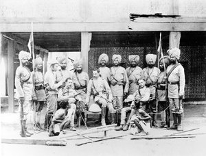 Lord Henry Rawlinson avec des officiers sikhs et des tribus birmanes capturées, vers 1886