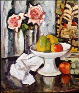 Nature morte avec bol de fruits et vase de roses roses