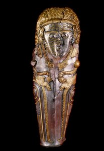 Art thrace : cnémide en or et argent pour la protection des tibias. Du trésor de Vratza appelé Moguilanskata Moguila. 380-350 av. J.-C. Musée départemental historique de Vratza. Bulgarie
