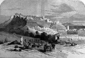 Vue de la ville fortifiée de Tanger et de la côte, Maroc. Gravure de 1868