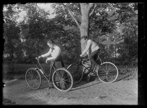 Elsa et Guido Simberg font du vélo